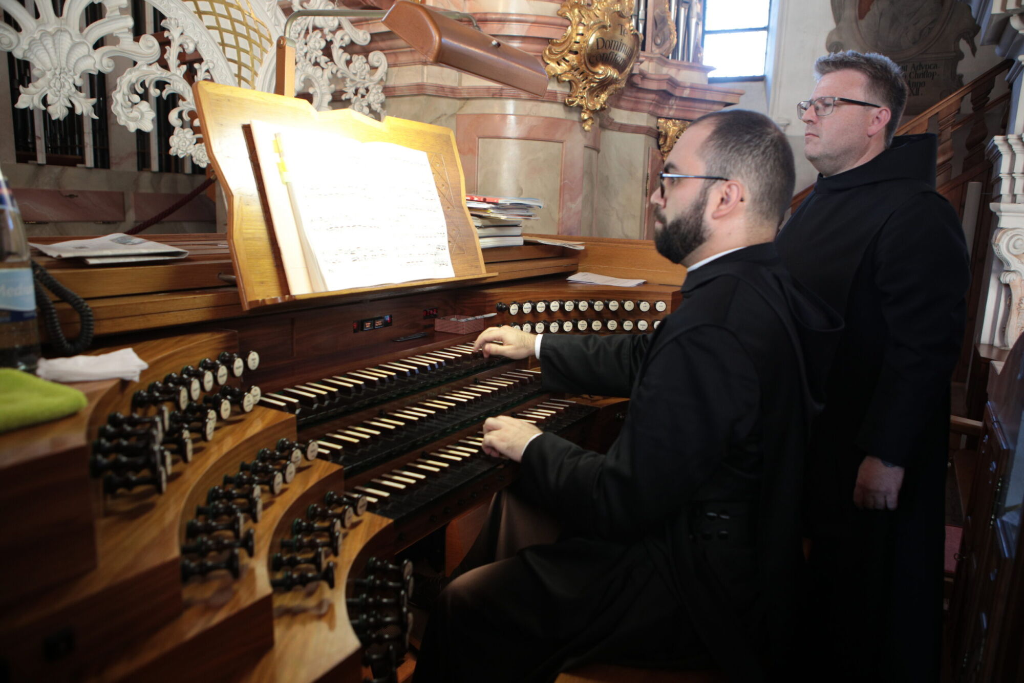 Ein Mönch spielt an der Martins-Orgel der Klosterkirche Beuron